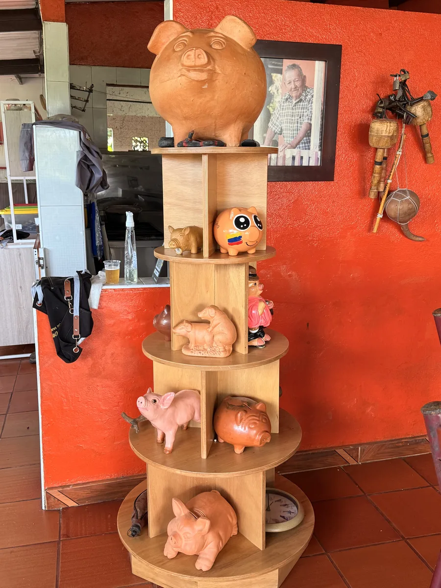 Alcancías de barro en el salón La Tienda de Chepe
