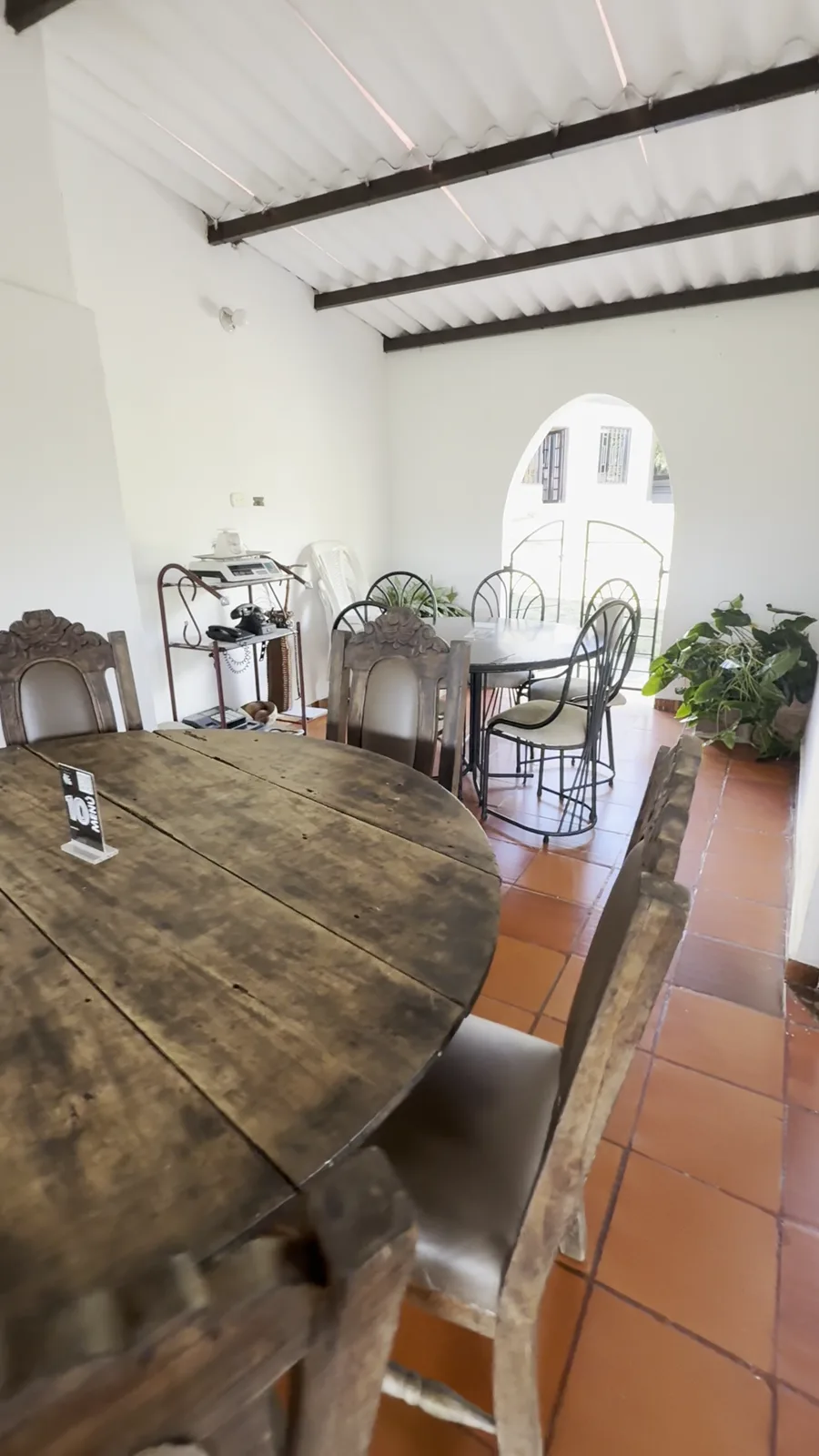 Mesa antigua de madera del salón Alicia Adorada