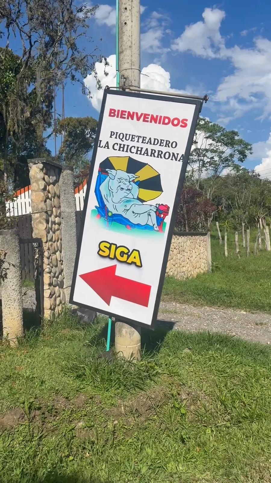 Letrero de bienvenida en la vía: Piqueteadero La Chicharrona, siga