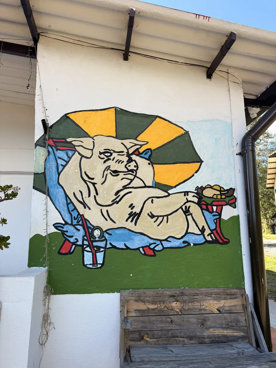 Mural del cerdo de La Chicharrona pintado en la pared