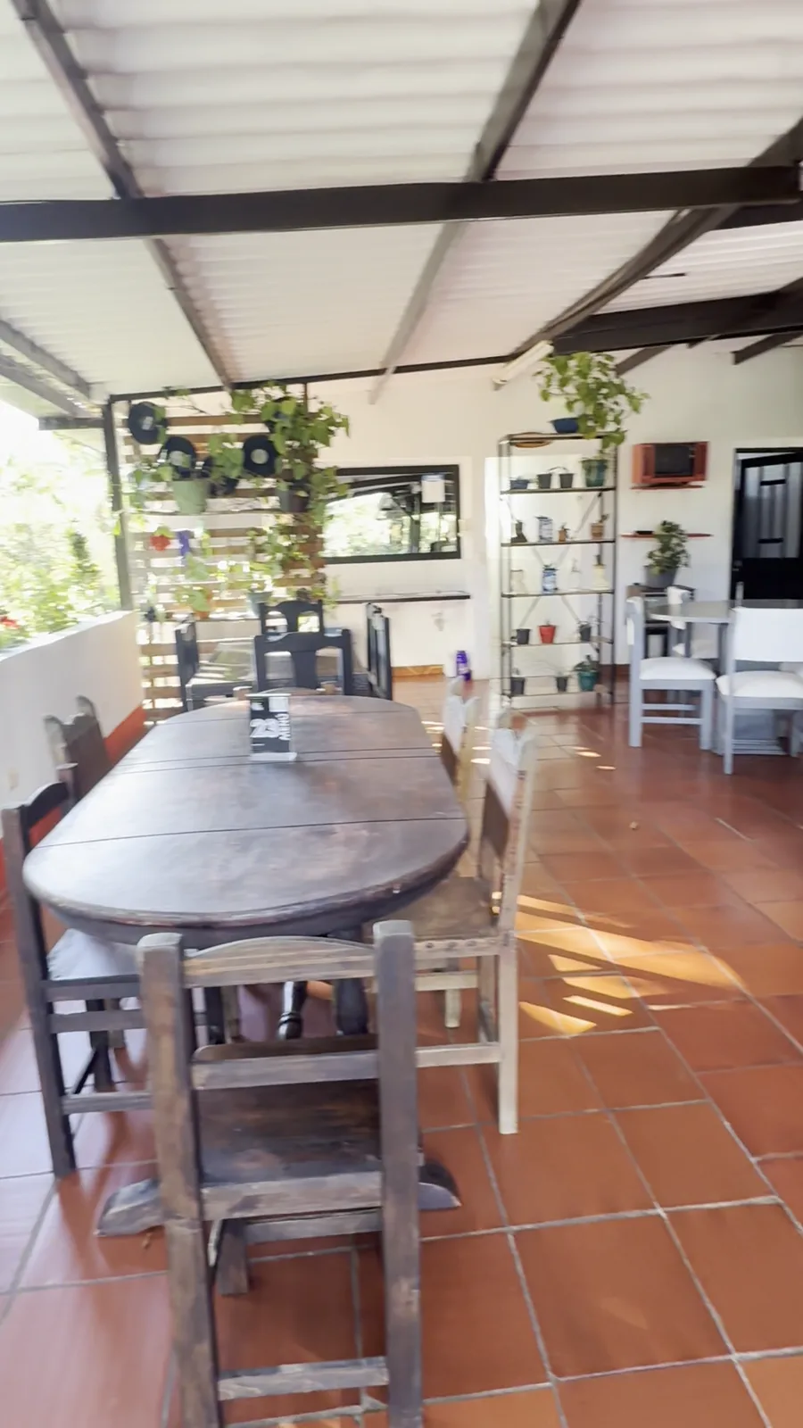 Mesa larga de la plazoleta con los discos en la pared