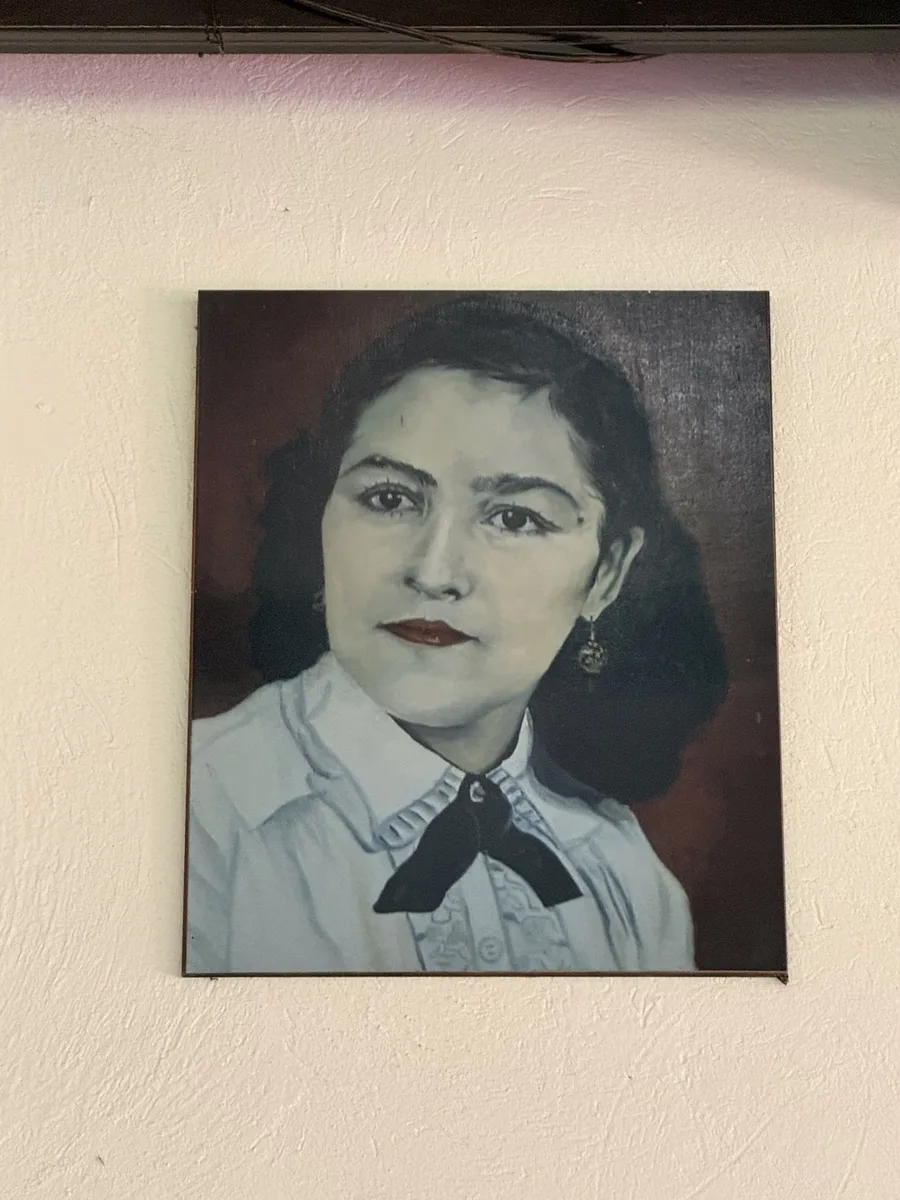 Retrato antiguo al óleo que cuelga en las paredes del restaurante
