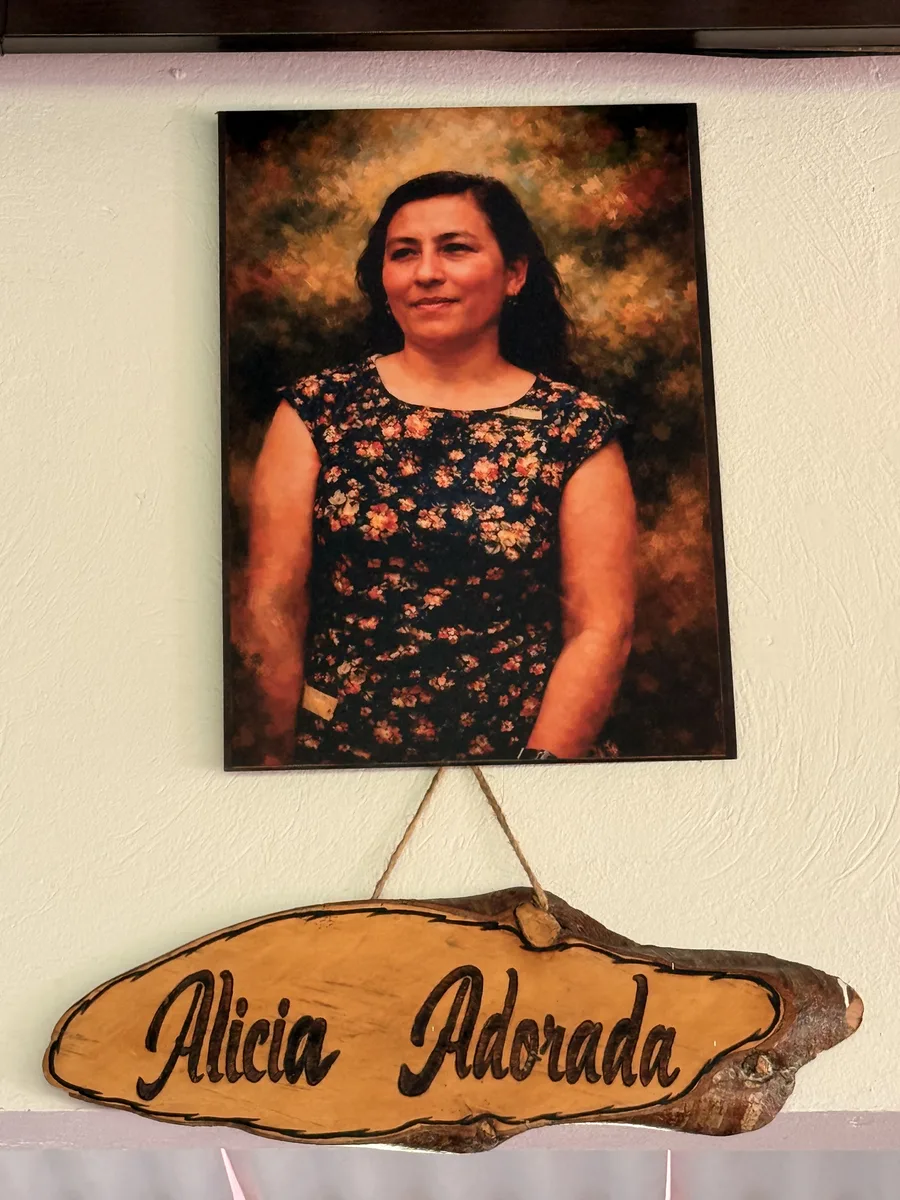 Retrato de Alicia y letrero de madera del salón Alicia Adorada
