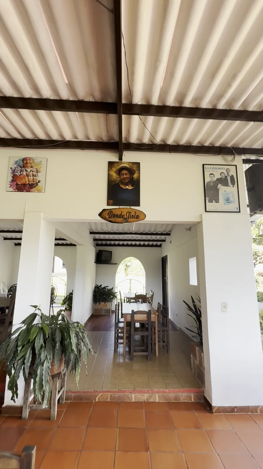 Interior del salón Donde Tiola con mesas de madera