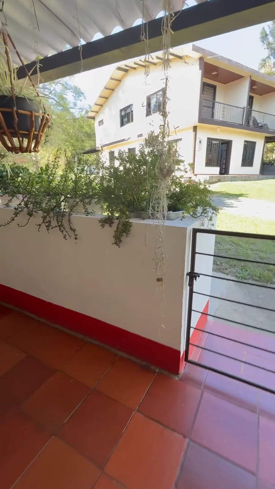 Jardinera de los salones 3 y 4 con vista a la casa y al jardín