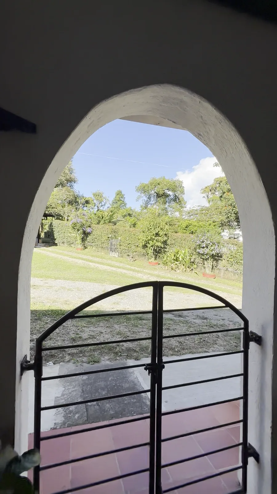 Arco del salón Donde Tiola con vista al jardín