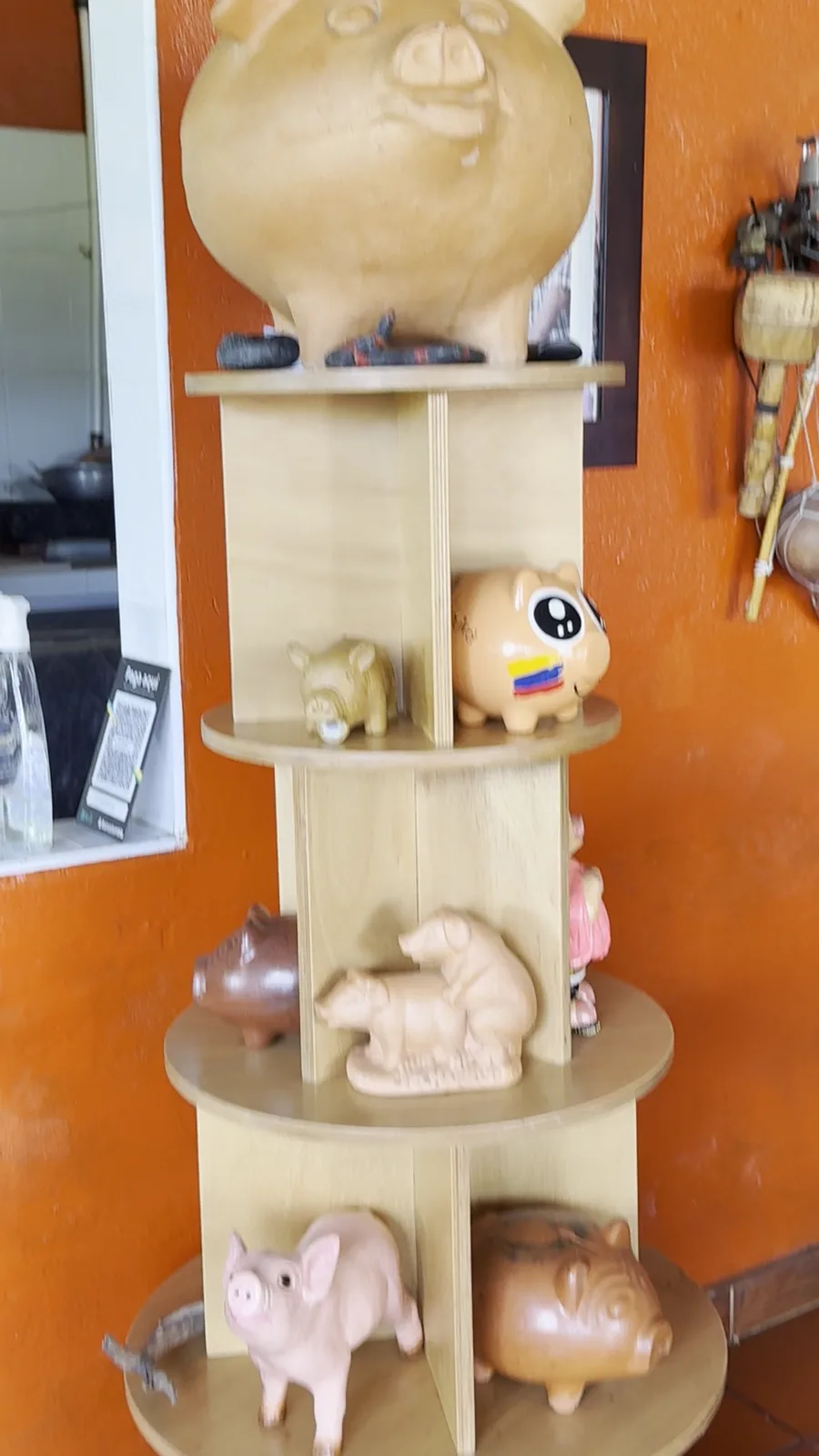 Torre de alcancías de barro en forma de cerdito
